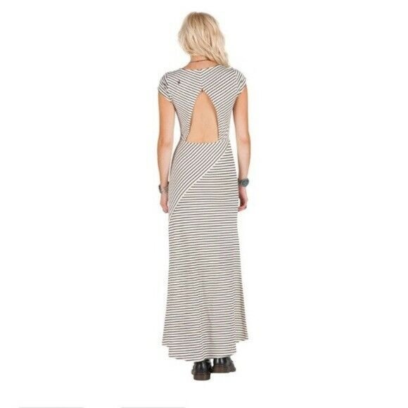 Volcom Dresses & Skirts - Volcom Sweet Nothing Maxi Dress with Open Back
